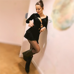 Paloma Berlin seductora escort de esbelta figura seduce con juegos de dedos
